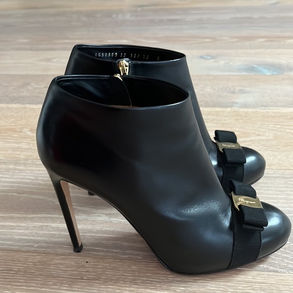 Black Ferragamo boots with gold bow detail size 10B. - Picture 2 of 8